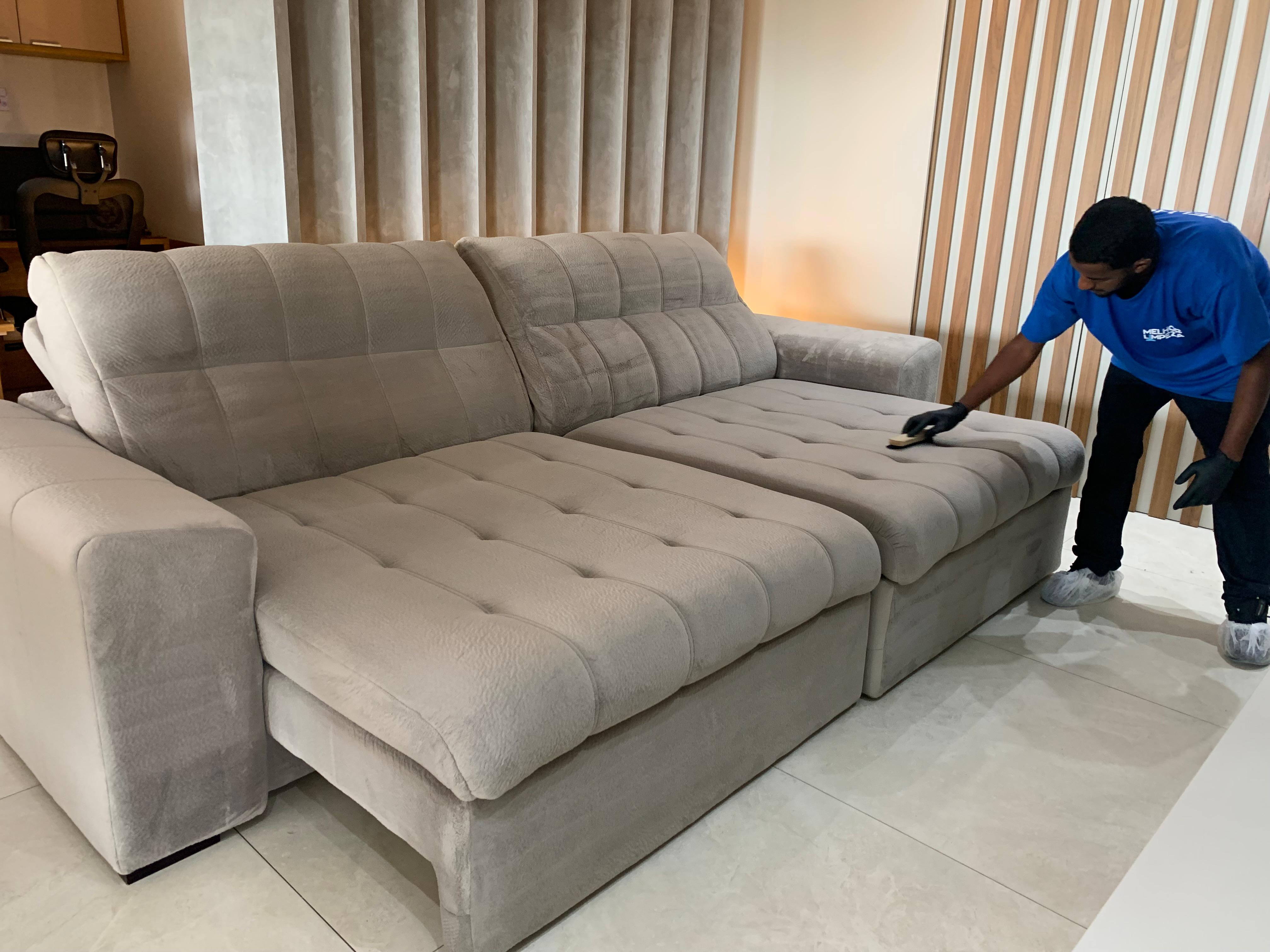 Sofá limpo em sala elegante